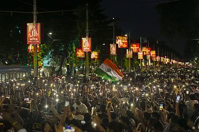 கொல்கத்தா மருத்துவர் கொலை: ஆயிரக்கணக்கானோர் திரண்டு மனித சங்கிலி போராட்டம்!