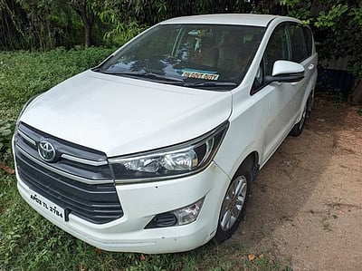 சைரன் ஓலித்தபடி இயக்கப்பட்ட காா் பறிமுதல்