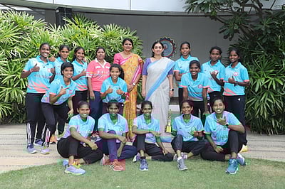 மகளிர் ஹாக்கியில் சாம்பியன் பட்டம் வென்ற எம்ஓபி வைஷ்ணவ கல்லூரி