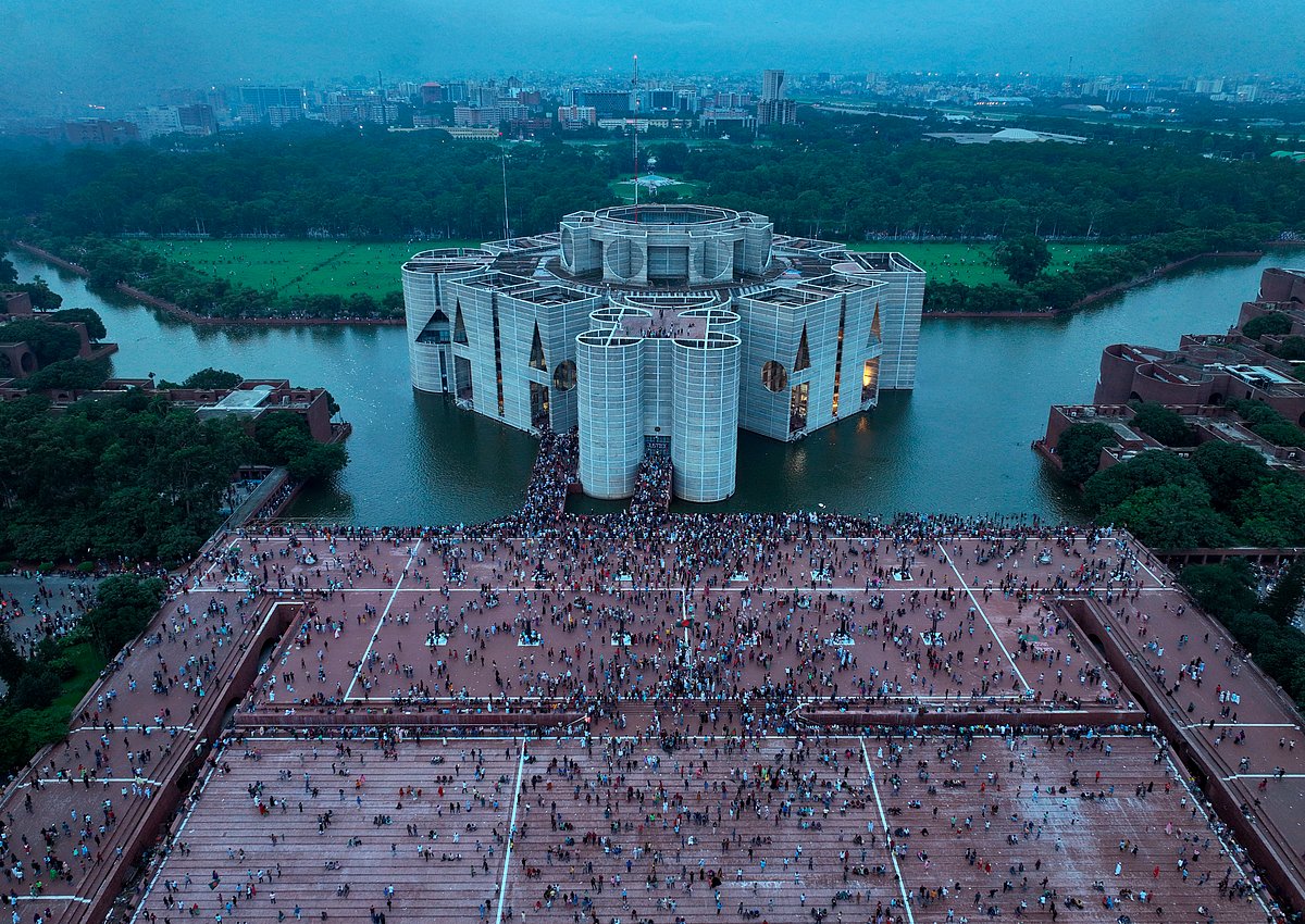 வங்கதேச நாடாளுமன்றக் கட்டடம் முன் ஹசீனாவின் விலகலைக் கொண்டாடும் மக்கள்...