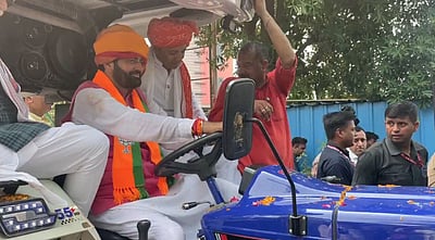 டிராக்டரில் சென்று ஹரியாணா முதல்வர் வேட்புமனுத் தாக்கல்!