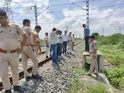 சிமெண்ட் துண்டுகளை வைத்து சரக்கு ரயிலை கவிழ்க்க சதி!