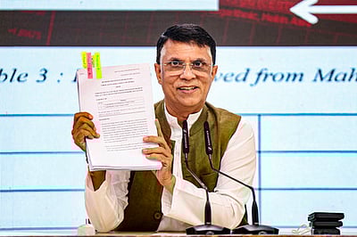 செபி தலைவா் மாதபி புச் மீது காங்கிரஸ் அடுக்கடுக்கான குற்றச்சாட்டு