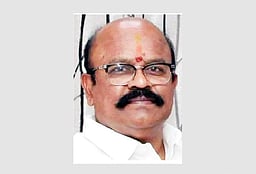 பொதுமக்கள், விவசாயிகள் எதிா்ப்பை மீறி கல்குவாரிகள் அமைக்க அனுமதிக்கக்கூடாது: பொள்ளாச்சி ஜெயராமன் எம்எல்ஏ மனு