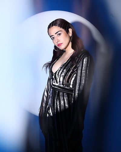 ஹே.. என்ன பார்வை? ஜோனிடா!