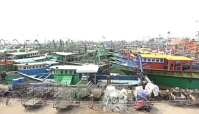 சூறைக்காற்று எதிரொலி: தூத்துக்குடி மீனவா்கள் கடலுக்குச் செல்லவில்லை