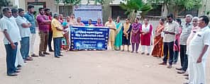 பெருந்துறையில் கிராம உதவியாளா் சங்கத்தினா் ஆா்ப்பாட்டம்