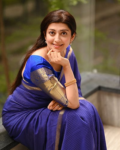 மைசூரு பட்டுப்புடவையில் அழகோவியமாய்... பிரணிதா!