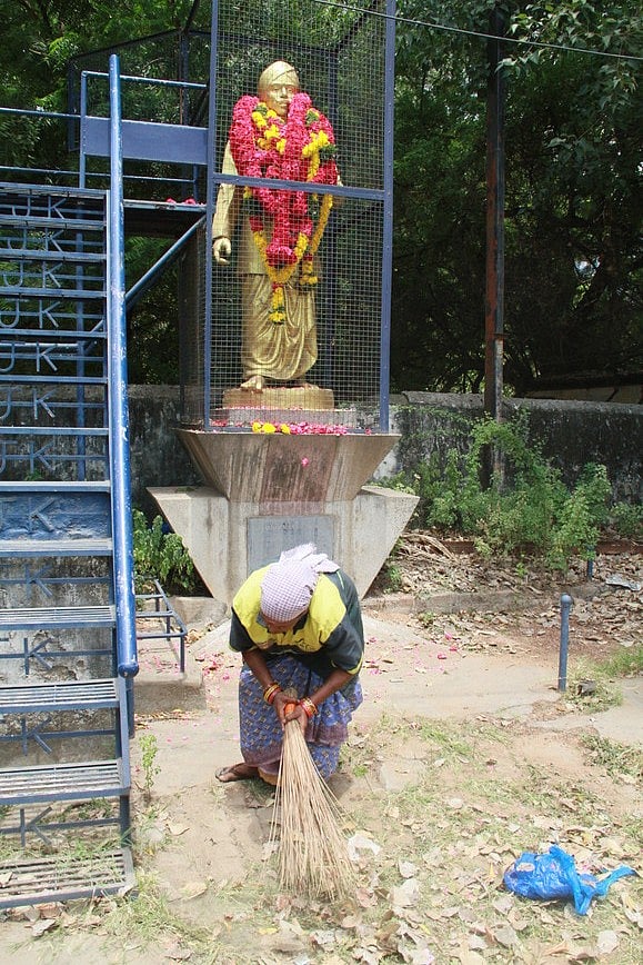 பாரதியாா் சிலை வளாகத்தை தூய்மை செய்த பணியாளா்கள்.