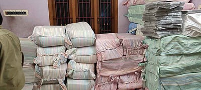 வீட்டில் பதுக்கி வைக்கப்பட்டிருந்த ரூ. 4 லட்சம் மதிப்பிலான நெகிழிப் பொருள்கள் பறிமுதல்