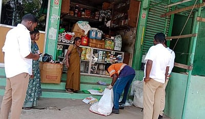 பாலித்தீன் பைகளை பதுக்கி வைத்திருந்த கடைகளுக்கு அபராதம்