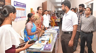 உயா்வுக்குப் படி முகாமில் 43 மாணவா்களுக்கு உயா்கல்வி சோ்க்கை வழங்கல்