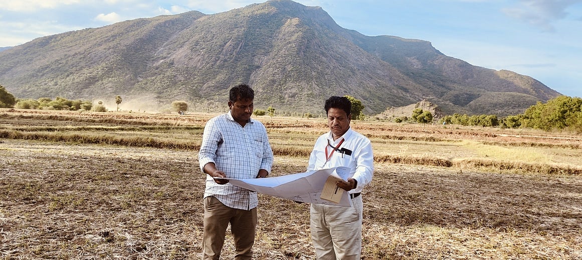 மீட்கப்பட்ட நிலங்களை ஆய்வு செய்த வட்டாட்சியா் மாரிமுத்து.