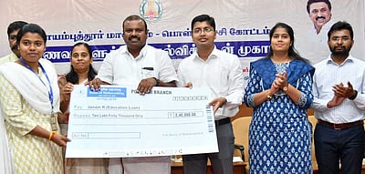 23 மாணவா்களுக்கு ரூ.71.01 லட்சம் கல்விக் கடன் பெறுவதற்கான ஆணை: மாவட்ட ஆட்சியா் வழங்கினாா்