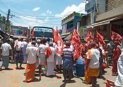 ஏலாக்குறிச்சியில் பேருந்து வசதி கேட்டு இந்திய கம்யூ. கட்சியினா் சாலை மறியல்: 53 போ் கைது