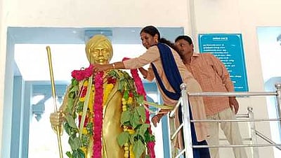 மகாகவி பாரதியின் 103-ஆவது நினைவு தினம்: எட்டயபுரத்தில் சிலைக்கு மாலை அணிவித்து அஞ்சலி