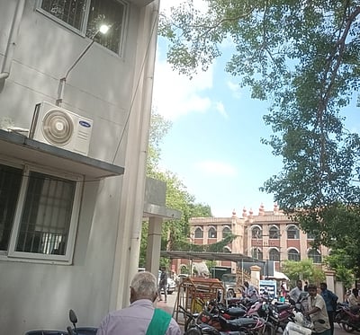 கும்பகோணம் வட்டாட்சியரகத்தில் வீணாக பகலில் மின்விளக்கு எரிப்பு