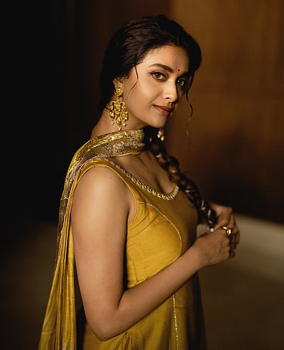 கோல்டன் பார்வை... கீர்த்தி சுரேஷ்!