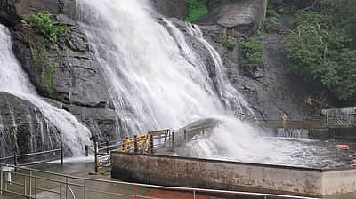 குற்றாலம் அருவிகளில் வெள்ளப்பெருக்கு: குளிக்கத் தடை