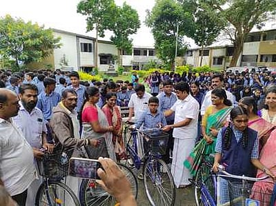 கூடலூா் அரசு மாதிரி பள்ளி மாணவா்களுக்கு விலையில்லா மிதிவண்டி