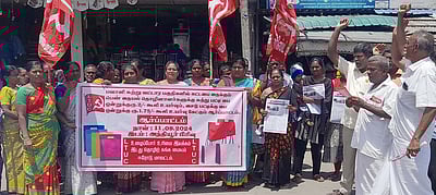 பவானியில் கட்டப்பை தைக்கும் தொழிலாளா்கள் ஆா்ப்பாட்டம்