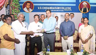 5 மாணவா்களுக்கு ரூ. 31.64 லட்சம் கல்விக் கடன் ஆணை ஆட்சியா் வழங்கினாா்