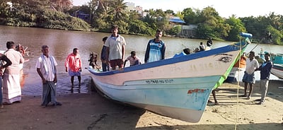 இலங்கை கடற்படை கப்பல் மோதியதில் மீனவர்கள் படகு கவிழ்ந்து விபத்து: 4 பேர் மருத்துவமனையில் அனுமதி