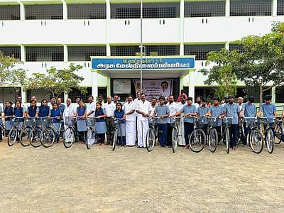 இண்டூா் அரசு பள்ளியில் விலையில்லா மிதிவண்டிகள் வழங்கல்