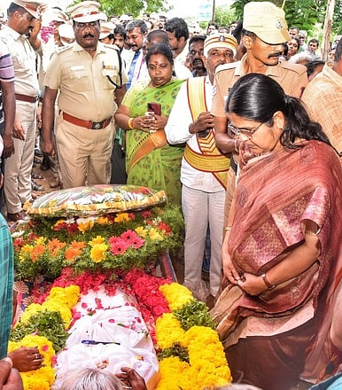 உறுப்புகள் தானம் செய்த சிறுவன் உடலுக்கு ஆட்சியா் அஞ்சலி