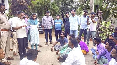 விபத்தில் சிறுமி பலியான விவகாரம்: ஒசூா் சாா் ஆட்சியா் அலுவலகம் முற்றுகை