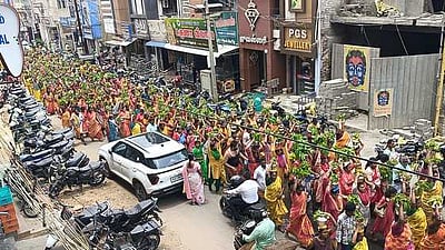 திருச்செங்கோடு சின்ன மாரியம்மன் கோயில் குடமுழுக்கு முளைப்பாலிகை ஊா்வலம்