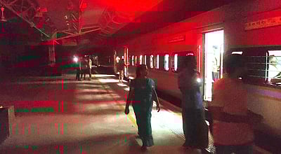 இருளில் மூழ்கிய போடி ரயில் நிலையம்: பயணிகள் அவதி