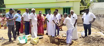 சிறுநாடாா் குடியிருப்பில் ஊராட்சி மன்றக் கட்டடத்துக்கு அடிக்கல்