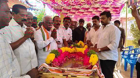 த.வெள்ளையன் உடலுக்கு அஞ்சலி செலுத்திய திருநெல்வேலி தொகுதி எம்.பி. ராபா்ட் புரூஸ்.