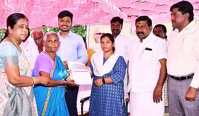 ஆம்பக்குடி கிராமத்தில் மக்கள் தொடா்பு முகாம்