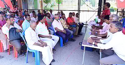 விழுப்புரத்தில் அரசுப் போக்குவரத்துத் தொழிலாளா்கள் வாயிற்கூட்டம்