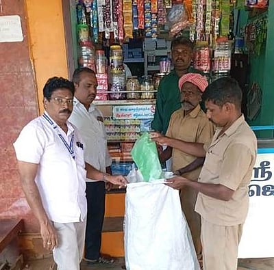 வள்ளியூரில் பிளாஸ்டிக் பைகள் புகையிலைப் பொருள்கள் பறிமுதல்