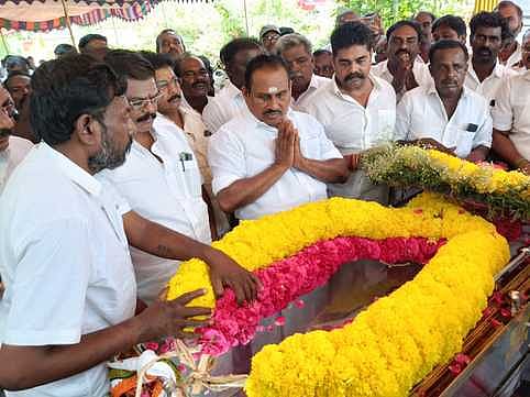 த.வெள்ளையன் உடலுக்கு அஞ்சலி செலுத்திய முன்னாள் அமைச்சரும் அதிமுக மாவட்ட செயலருமான எஸ்.பி.சண்முகநாதன்.