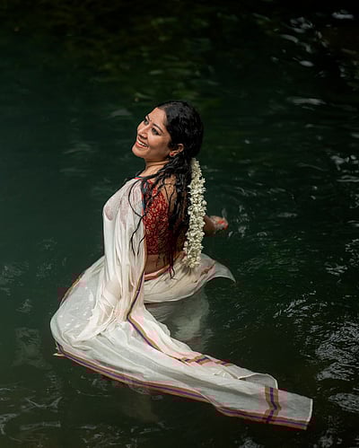 இயற்கையின் குளுமையில் அனுமோள்..!