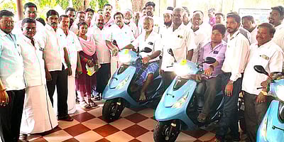 மாற்றுத் திறனாளிகளுக்கு 3 சக்கர வாகனங்கள் அளிப்பு
