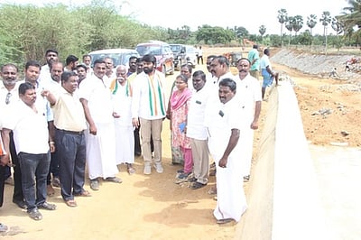 முதலூா் ஊருணி சீரமைப்பு, பாலப் பணி: எம்எல்ஏ ஆய்வு