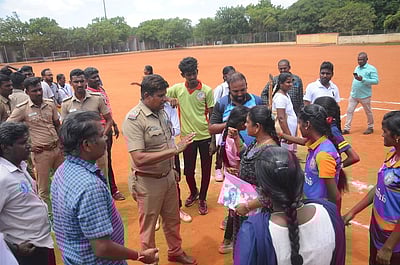 திருச்சியில் சிலம்பம் போட்டிக்கு திடீா் நிபந்தனையால் அதிருப்தி பேச்சுவாா்த்தைக்கு பின்னா் அனுமதி