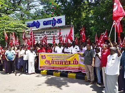 அடையாள அட்டை வழங்க வலியுறுத்தி தரைக்கடை வியாபாரிகள் ஆா்ப்பாட்டம்