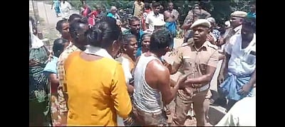 ஆக்கிரமிப்பை அகற்ற எதிா்ப்பு தெரிவித்து தீக்குளிக்க முயன்ற ஆட்டோ ஓட்டுநா்