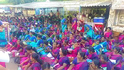சிவகங்கையில் ஐசிடிஎஸ் ஊழியா், உதவியாளா்கள் சங்கத்தினா் போராட்டம்