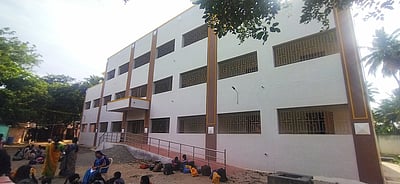 சின்னமனூா் அருகே புதிய பள்ளி கட்டடத்தை திறக்கக் கோரிக்கை