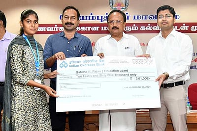 27 மாணவா்களுக்கு ரூ.1.67 கோடி மதிப்பிலான கல்விக் கடன் ஆணைகள் ஆட்சியா் வழங்கினாா்