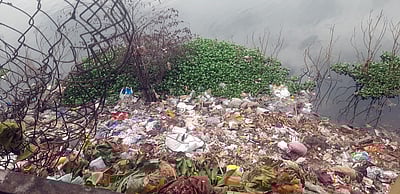 பவானி கூடுதுறையில் கொட்டப்படும் பரிகாரக் கழிவுகள்