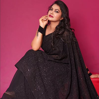 பிளாக்பெர்ரி... ரச்சிதா மகாலட்சுமி