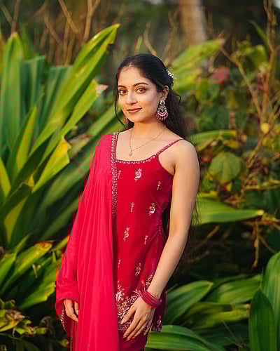 செவ்வாடையில் சிரிக்கும் நிலா... இஷானி கிருஷ்ணா!